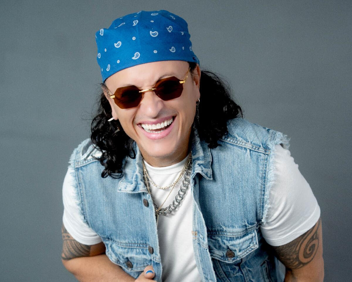 Elvis Crespo conquista la radio dominicana con “Abeja Blanca 2.0”